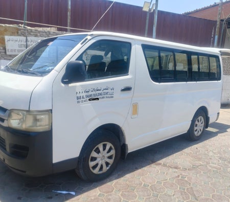 二手 丰田 Hiace 13 Seater  在 沙迦